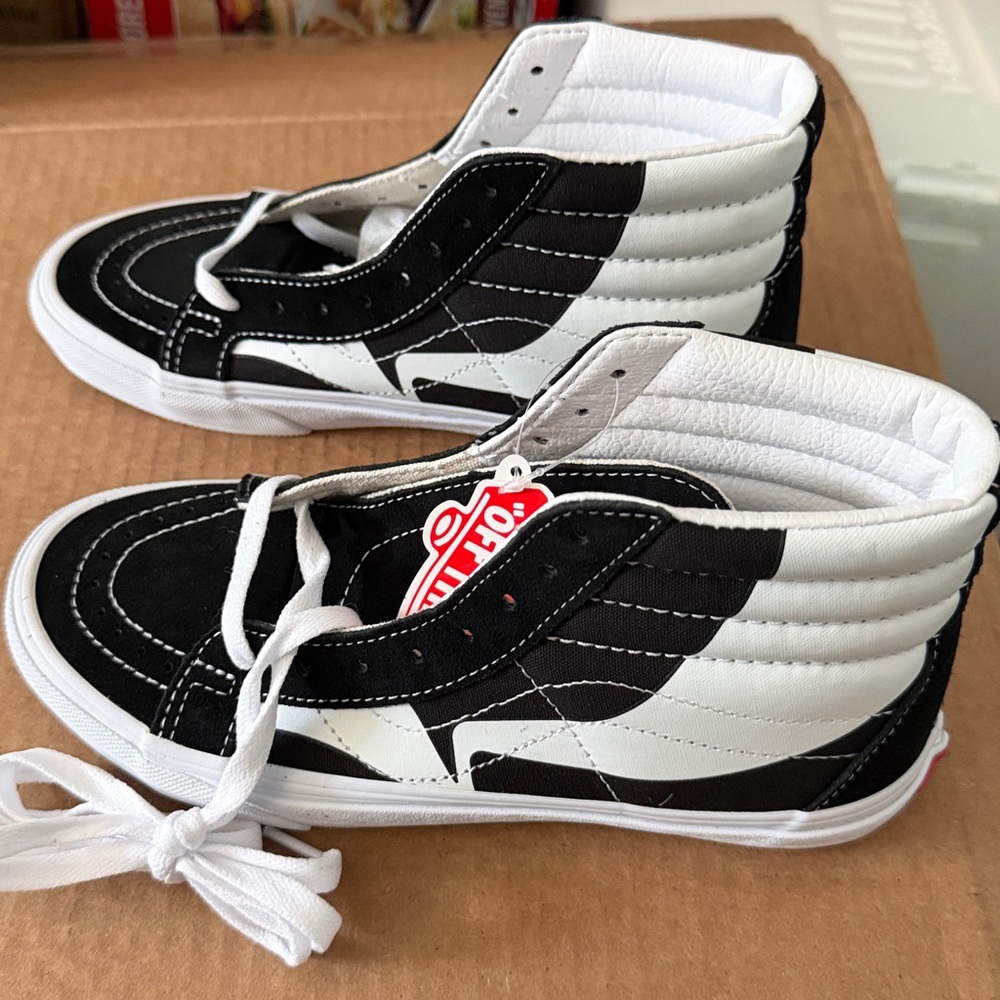 Vans Sk8-Hi Reissue sz 7.5 Black and White Sneakers